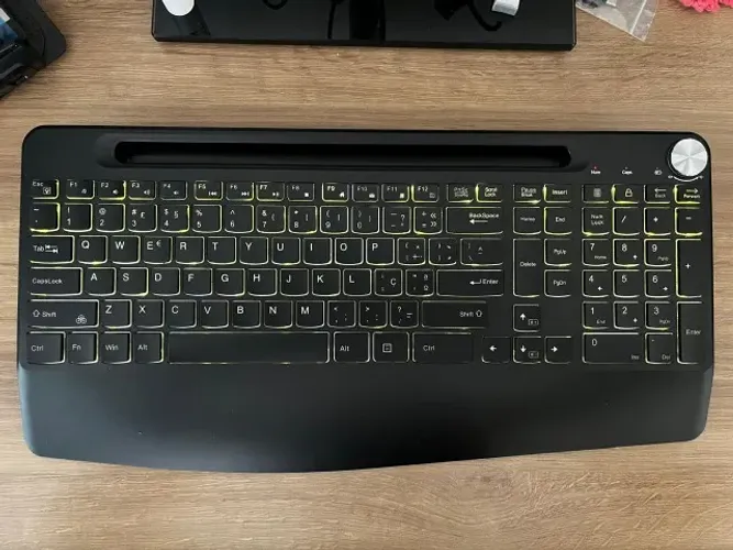 Teclado sem fio retroiluminado com 7 cores diferentes e descanso de punho