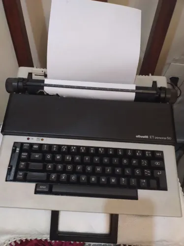 Máquina de escrever Personal Olivetti 50
