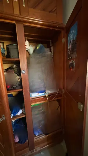 Guarda roupa de madeira