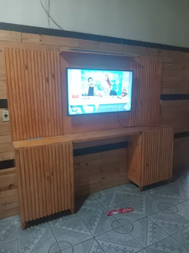 Painel com 2 colunas ripados e uma TV de 42 pd