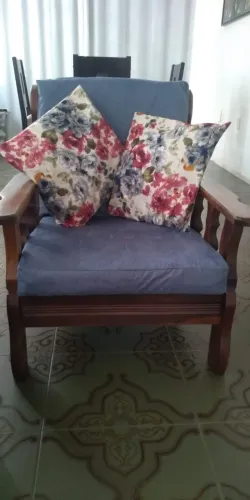 Conjunto de Sofá em Madeira Maciça - 3 Lugares + 2 Poltronas + Mesa de centro