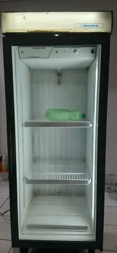 Geladeira expositora funcionando 