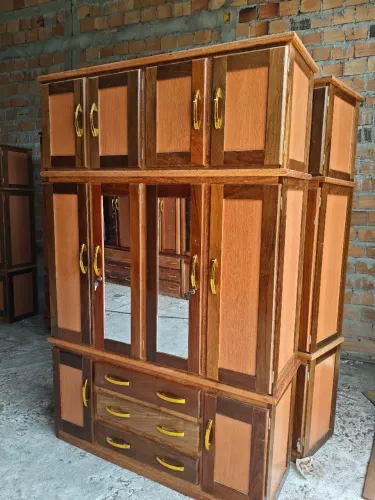 Guarda roupa de madeira 4 portas espelhado novo.