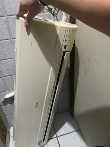 Ar condicionado midea , GELANDO DEMAIS, só precisa de limpeza porque está pingando