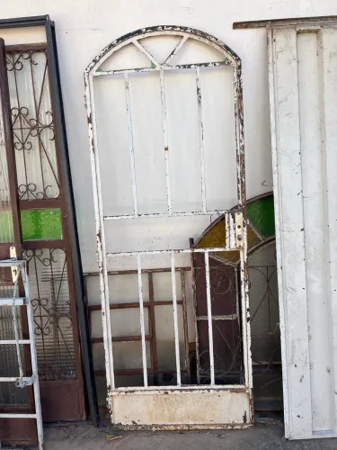Portão de Ferro Antigo com Arco Colonial - Ideal para Restauração