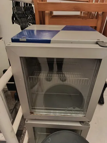 Geladeira Expositora 220V com defeito - R$ 200