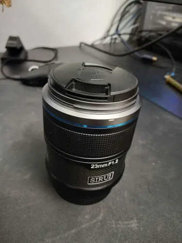 Lente sirui 23mm F1.2 AF para sony APS-C