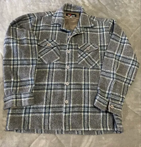 Jaqueta de lã e blusa