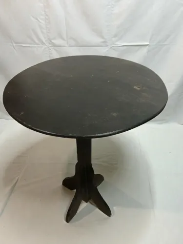 Mesa bistrô preta, de madeira.