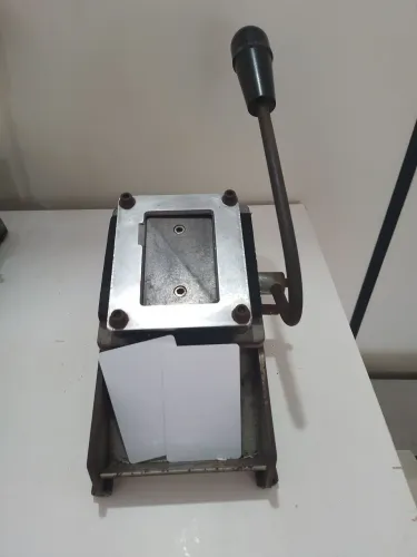 Prensa para corte de crachás pvc