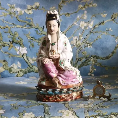Escultura de porcelana chinesa Kuan Yin, a deusa da misericórdia, 23,5 cm.Sem avarias!