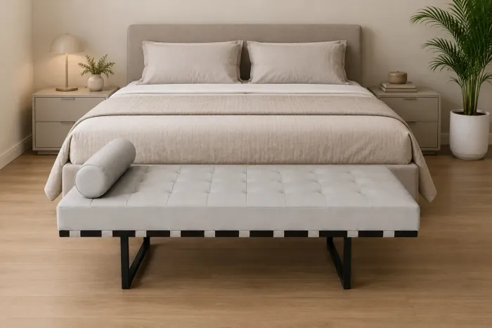 Recamier com capitonê em courissimo com pés em Metalon preto e almofada estilo rolinho 
