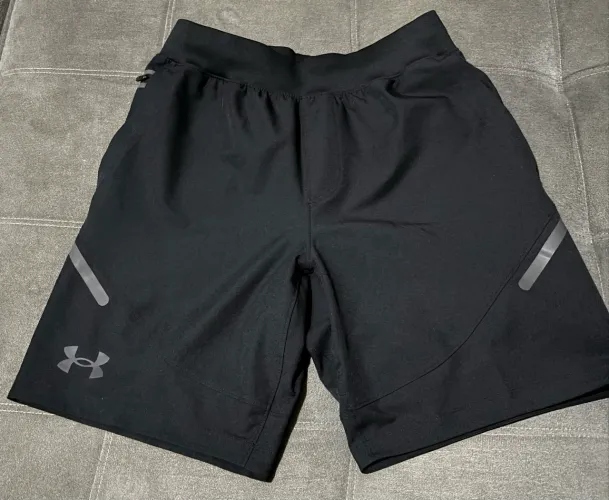 Vendo Bermuda Under Armour. Tamanho M
