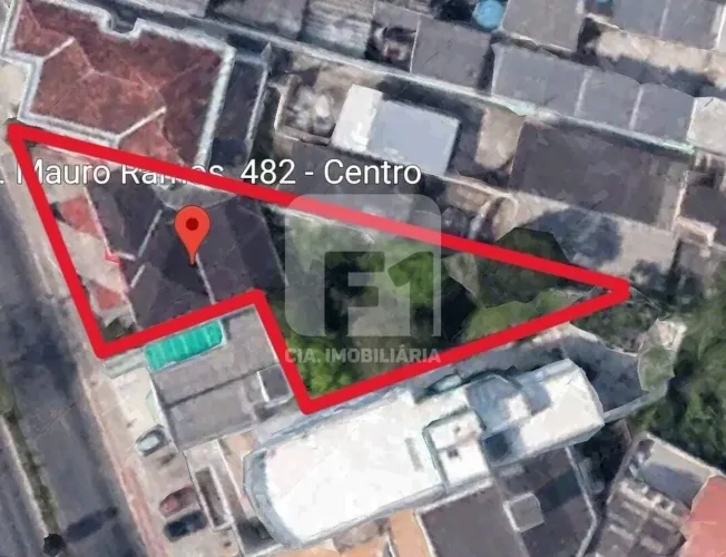 Terreno à venda na Avenida Mauro Ramos