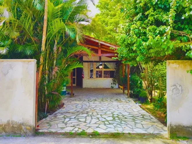 Linda casa na beira da Floresta