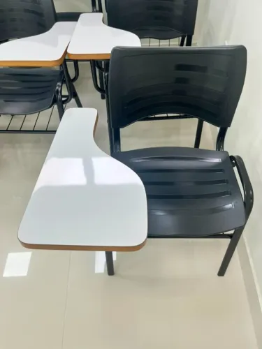 Cadeiras Universitárias NOVAS com prancheta de madeira