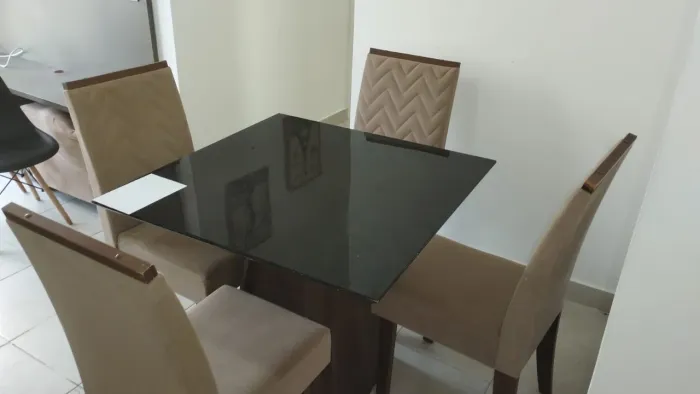 Mesa de jantar com cadeiras 
