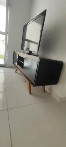 Rack Retrô de Madeira Maciça e MDF - Perfeito Estado!