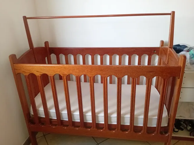 Vendo berço de madeira argelim, envernizado