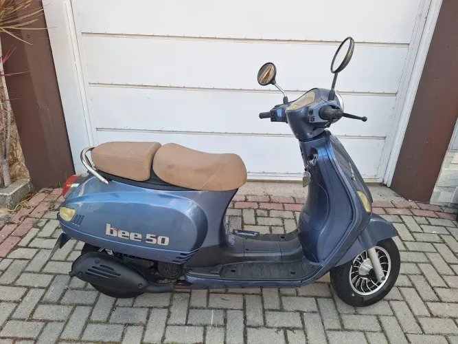 Moto 50CC marca Bee