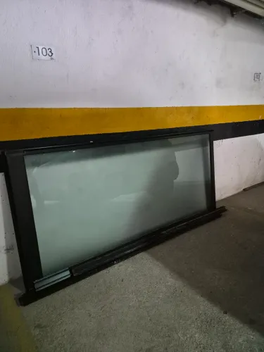 Vendo porta para varanda de vidro fume com esquadria de alumínio preto 