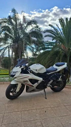 Suzuki GSX-R 750 SRAD em ótimo estado de conservação