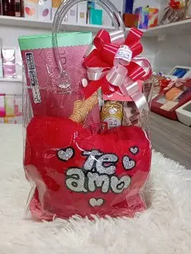 Dia dos namorados pelúcia de coração com chocolate 