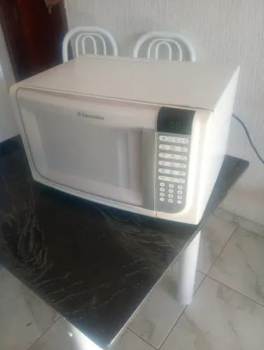 Vendo microondas Eletrolux 31 litros com garantia de 4 meses