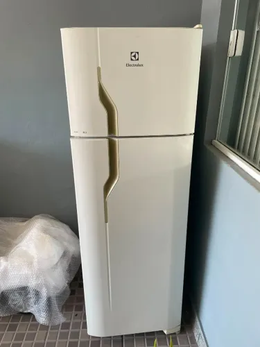 Refrigerador ELETROLUX 260L, Cycle Defrost branca, compacta por fora, espaçosa por dentro,