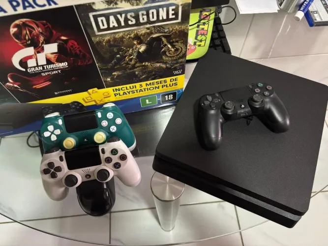 PS4 Slim de 1tb, acompanha 3 jogos, 3 controles.