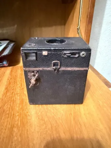 Câmera box antiga e luminária vintage