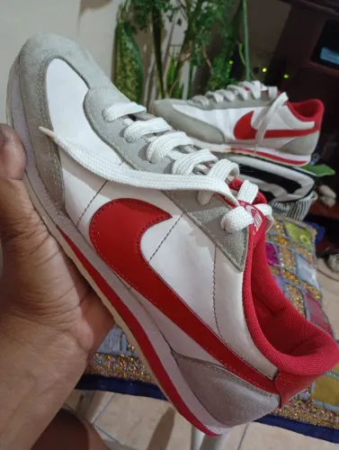 Tênis Nike modelo vintage, tamanho 42, unissex, perfeito para o dia a dia.