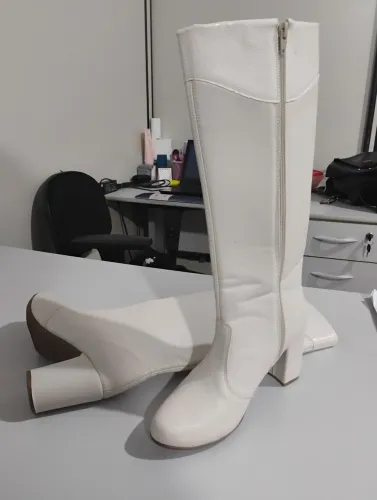 Bota cano longo em perfeito estado... Usado uma única vez.
