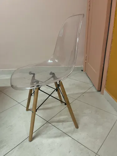 Vendo essas cadeiras novas tenho 4 laranjas e 2 transparente 