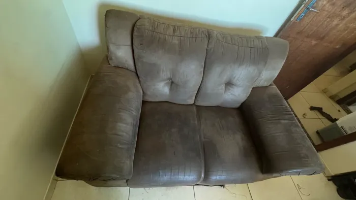 SOFÁ USADO EM BOAS CONDIÇÕES BARATO