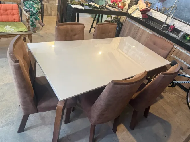 Mesa de Jantar Moderna com Tampo de Vidro + 6 Cadeiras Estofadas em Suede