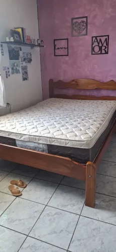Vende-se cama com a estrutura de madeira e o colchão junto 