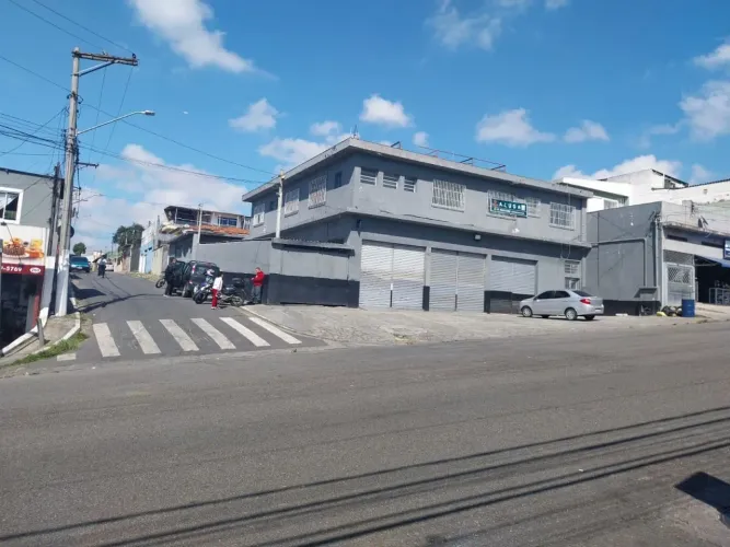 Loja na Avenida Carlos Oberhuber, 383 576 m²