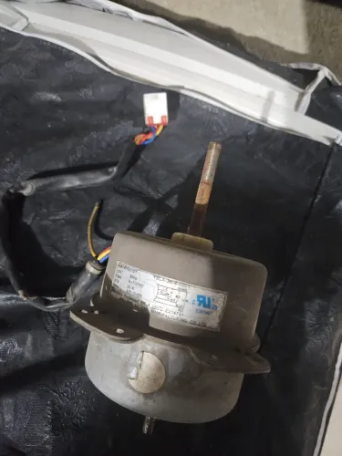 Motor modelo YSLA-28-4-0001. <br>Voltagem: 127V.