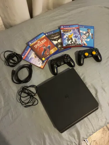 PS4 SLIM 1TB 2 controles