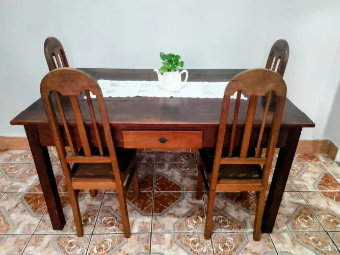 Mesa madeira maciça com 6 cadeiras .