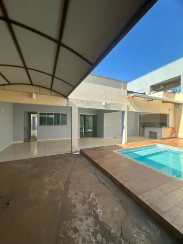 Paloma Serrato Aluga casa na 305 sul