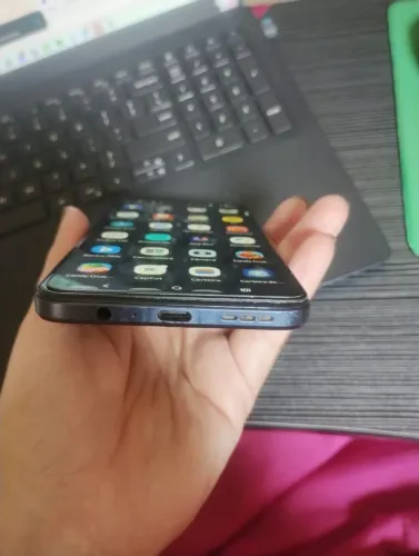 Moto G84 5G na cor Grafite com 256 GB de memória interna e 8 GB de memória RAM.