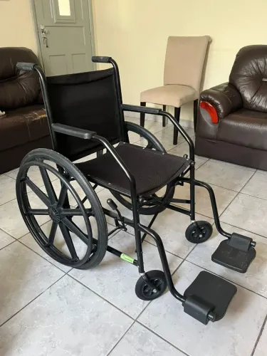 Cadeira De Rodas Simples Mm 22 Roda Nylon Semi Nova (Usada)