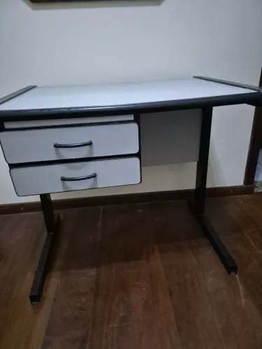 Mesa de escritório. Medidas 74x80x57cm (AxLxP)