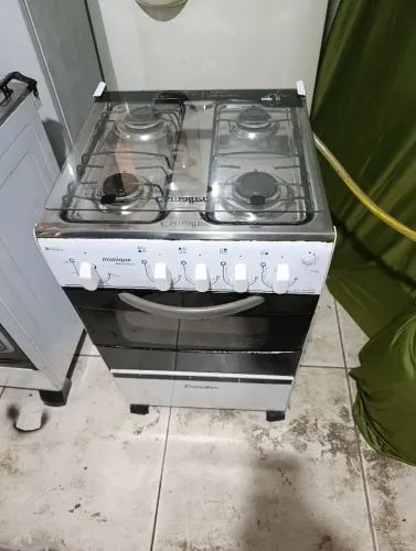 Vendo um fogão 4 bocas completo funcionando perfeitamente botija click gaz