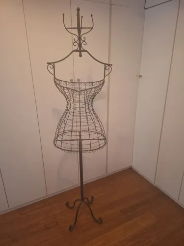 Manequim/ cabideiro em formato de mulher 