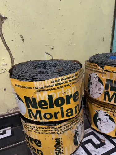 Arame farpado e estacas