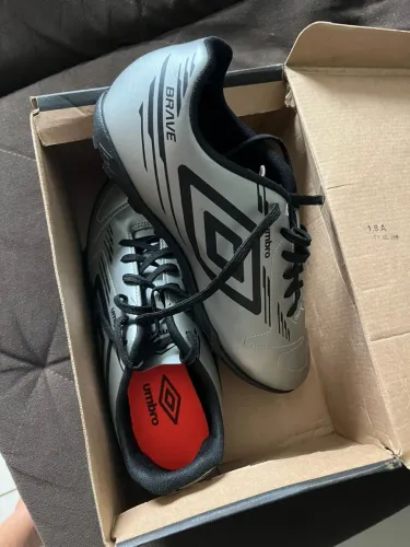 Chuteira Umbro nova