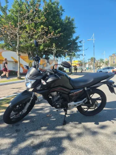 Honda CG 160 Titan 2024, preta, único dono, com aproximadamente 13.800 km.